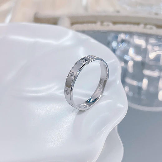 【限时8.8折】【线上铂金馆】PT950 铂金实心固口四叶草纹圈戒万花筒圈戒（面宽约3.3-3.7mm）(PTJZ00010)预售产品下单后不退款不退货不换货不补差价) 商品图1