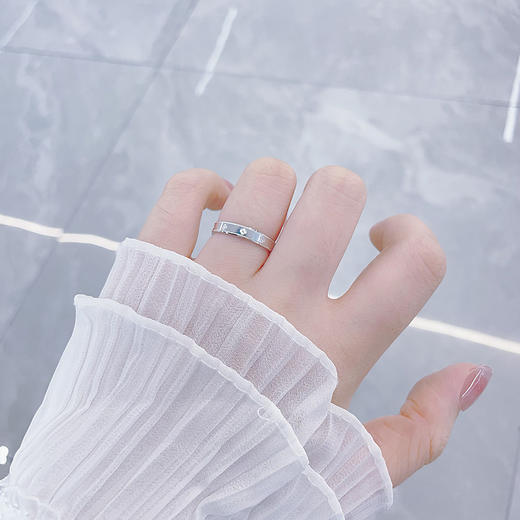 【限时8.8折】【线上铂金馆】PT950 铂金实心固口四叶草纹圈戒万花筒圈戒（面宽约3.3-3.7mm）(PTJZ00010)预售产品下单后不退款不退货不换货不补差价) 商品图0