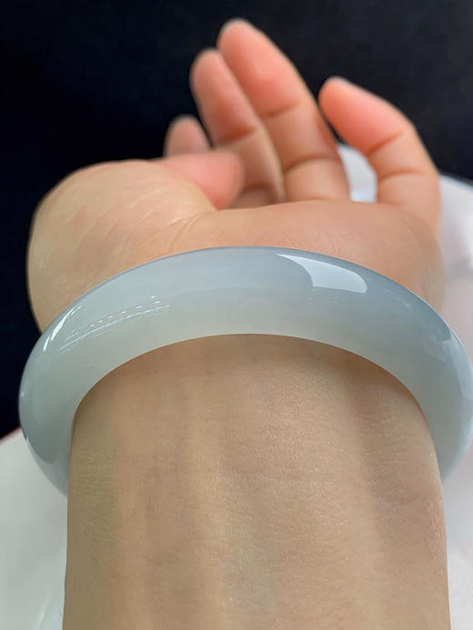 620067，55.2圈口，糯冰淡晴底正圈平安镯，底色清爽，水润细腻 商品图4