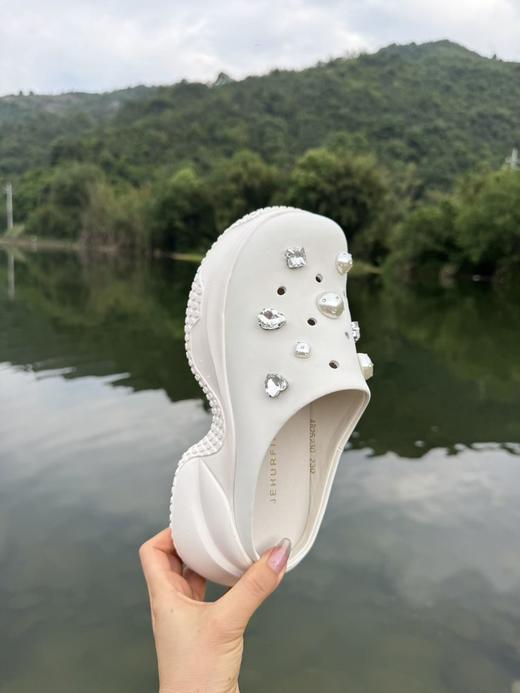 洞洞鞋的季节到❗️夏天懒人穿搭第一名❗️真皮版本的洞洞鞋，藏不住宝藏好物啦😍😍一眼就沦陷‼️  ✅帮面采用软面牛皮搭配进口捷克水钻，高级感十足  ✅头层猪皮垫脚，爽汗透气 吸汗防臭 拒绝闷脚 商品图5