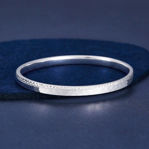 【限时8.8折】【线上铂金馆】PT950 【国际铂金协会】椭圆形铂金空心(面宽约4.4-4.8mm)车花仿钻开口手镯(BSZ00003)预售产品下单后不退款不退货不换货不补差价) 商品图1