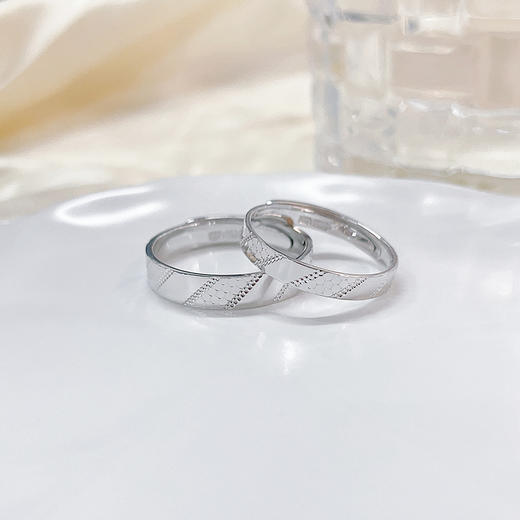 【限时8.8折】【线上铂金馆】PT950 #情侣日常 铂金实心活口戒指鱼鳞斜纹圈戒情侣戒对戒/对(PTQLJ00001)预售产品下单后不退款不退货不换货不补差价) 商品图2