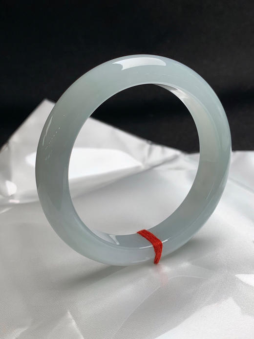 620067，55.2圈口，糯冰淡晴底正圈平安镯，底色清爽，水润细腻 商品图1