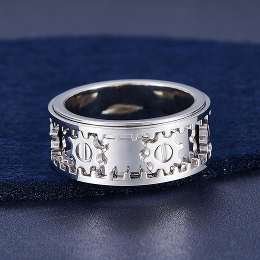 【限时8.8折】【线上铂金馆】【男戒】PT950 【国际铂金协会】铂金转动齿轮个性固口男戒（面宽约9.5-10.5mm）(BNJ00027)预售产品下单后不退款不退货不换货不补差价) 商品图1