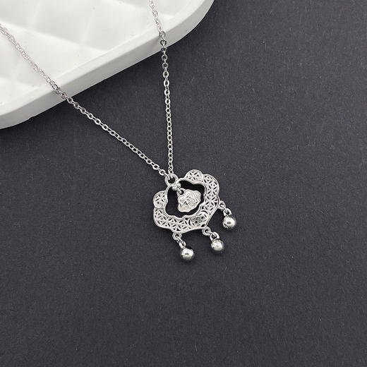 【限时8.8折】【线上铂金馆】PT950 【国际铂金协会】铂金调节镂空花丝福字铃铛锁包套链(BTL00195)预售产品下单后不退款不退货不换货不补差价) 商品图1