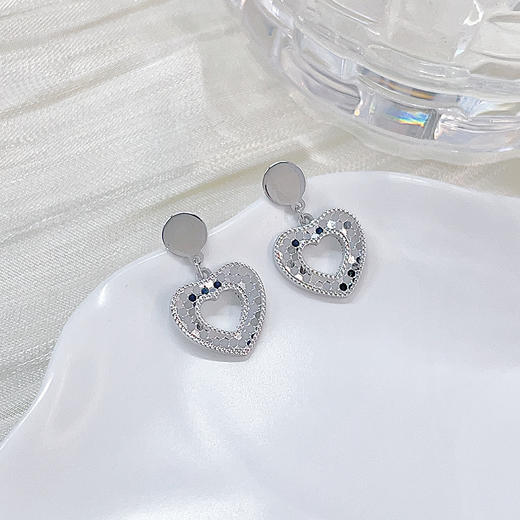 【限时8.8折】【线上铂金馆】PT950 #怦然心动 铂金镂空实心鱼鳞爱心心形耳饰耳吊（直针配铂金耳迫）(PTES00085)预售产品下单后不退款不退货不换货不补差价) 商品图0