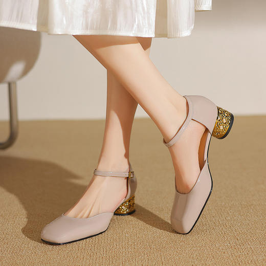 【预售5天】头层牛漆皮新款法式复古方头粗跟玛丽珍鞋女中空包头凉鞋ZF&25045 商品图1