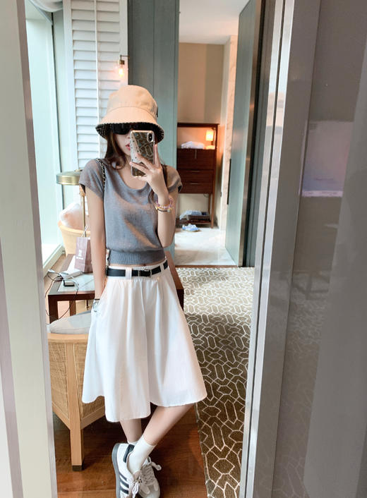 <曾小咸推荐>灰色u领针织正肩短袖t恤女+白色半裙 商品图11
