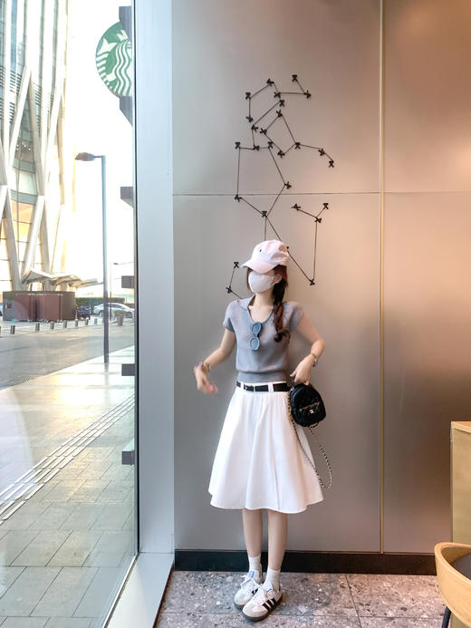 <曾小咸推荐>灰色u领针织正肩短袖t恤女+白色半裙 商品图5