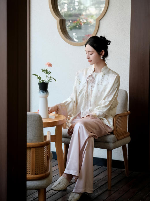 盛唐牡丹 |文竹戏蝶真丝提花上衣 商品图2