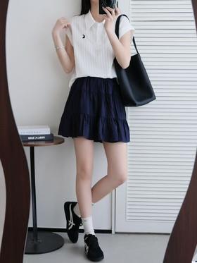  一眼惊艳的仙气上衣，搭配藏青色裤裙，普通人穿也美得很轻松～ 