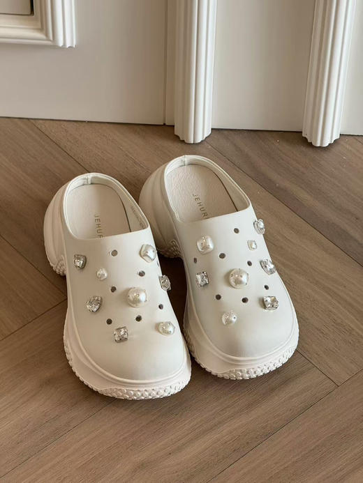 洞洞鞋的季节到❗️夏天懒人穿搭第一名❗️真皮版本的洞洞鞋，藏不住宝藏好物啦😍😍一眼就沦陷‼️  ✅帮面采用软面牛皮搭配进口捷克水钻，高级感十足  ✅头层猪皮垫脚，爽汗透气 吸汗防臭 拒绝闷脚 商品图7