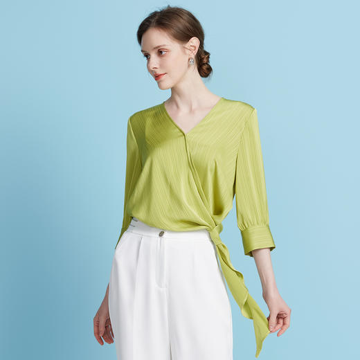 EITIE爱特爱春季新款设计感小众修身气质V领显瘦小上衣7713411 商品图2