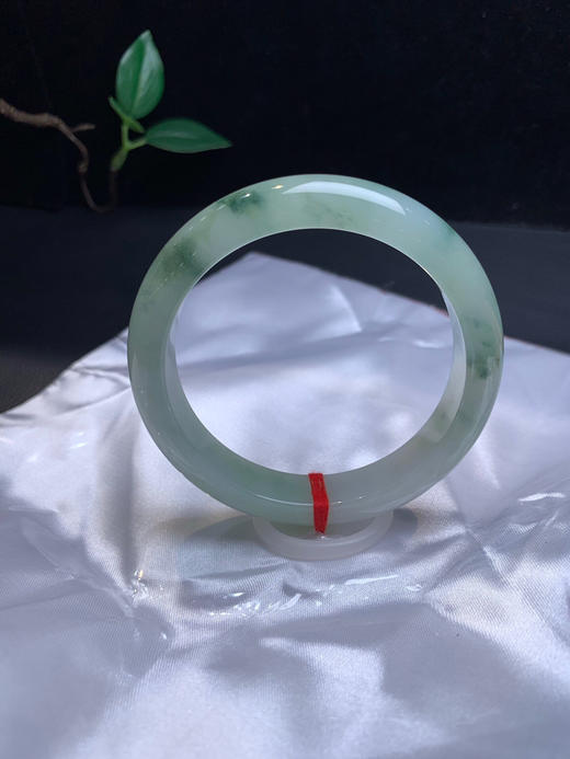 620071，57.5飘花手镯，很油润，飘清新蓝花，干净清爽 商品图2