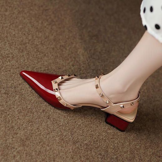 【预售5天】法式粗跟包头凉鞋女夏季新款时尚尖头铆钉真皮中跟后空单鞋子HYDD&L161 商品图1