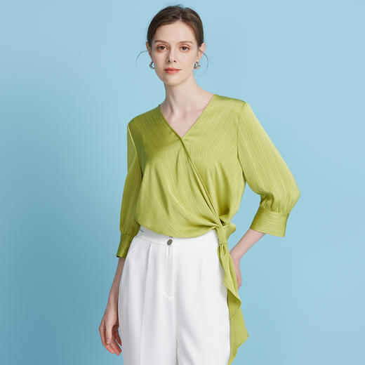 EITIE爱特爱春季新款设计感小众修身气质V领显瘦小上衣7713411 商品图3