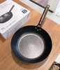 【出口日本TETSU PLUS铁锅煎炒锅】出口转内销的高品质铁锅，超高性价比，无论是燃气灶电磁炉都能用，不挑热源，轻油少烟，手工鱼鳞纹，无涂层、却不易粘，一冲即净，易清洗~内径28cm，重量很轻 商品缩略图1