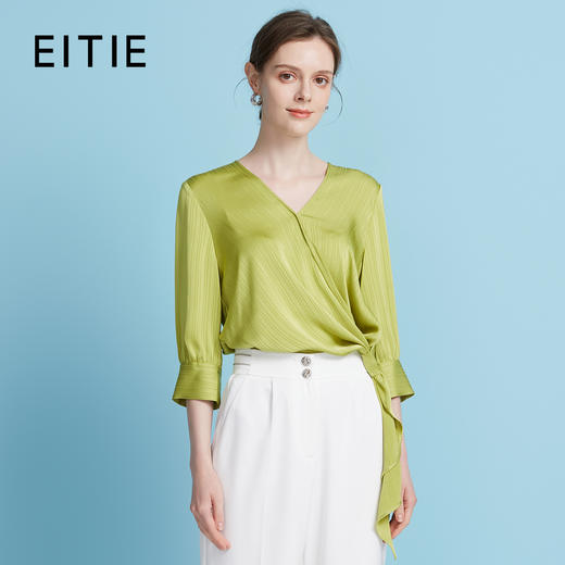 EITIE爱特爱春季新款设计感小众修身气质V领显瘦小上衣7713411 商品图0