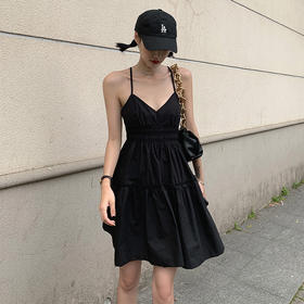 西遇黑色吊带连衣裙女夏季新款度假法式收腰v领露背裙子SS050845