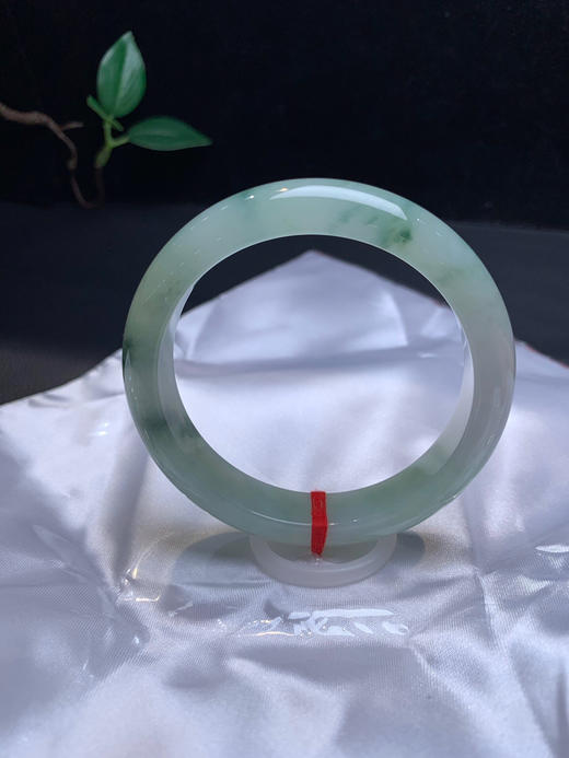 620071，57.5飘花手镯，很油润，飘清新蓝花，干净清爽 商品图0