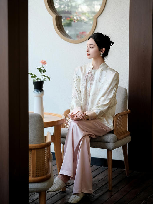 盛唐牡丹 |文竹戏蝶真丝提花上衣 商品图3