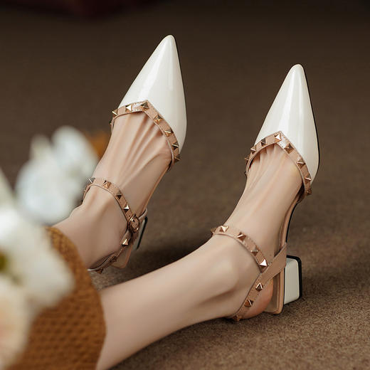 【预售5天】法式粗跟包头凉鞋女夏季新款时尚尖头铆钉真皮中跟后空单鞋子HYDD&L161 商品图2