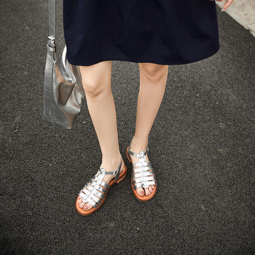 大码简约时尚平底沙滩鞋！2025夏新款交叉休闲波西米亚罗马凉鞋！ 商品图3