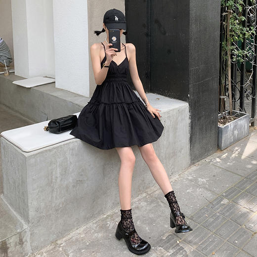 西遇黑色吊带连衣裙女夏季新款度假法式收腰v领露背裙子SS050845 商品图1
