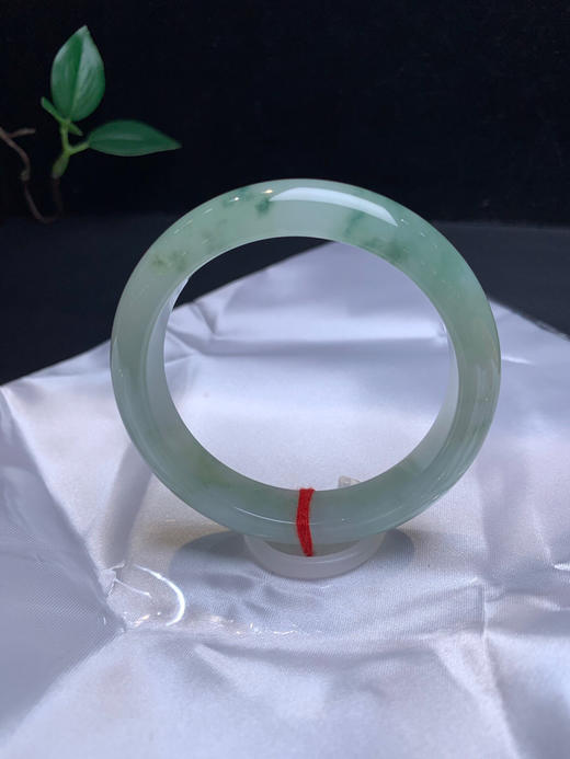 620072，54.6飘花手镯，很油润，飘清新蓝花，干净清爽 商品图0