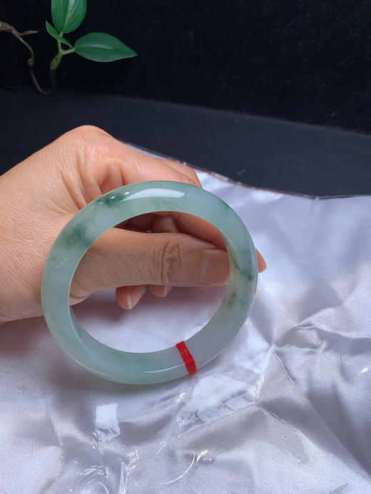 620071，57.5飘花手镯，很油润，飘清新蓝花，干净清爽 商品图5