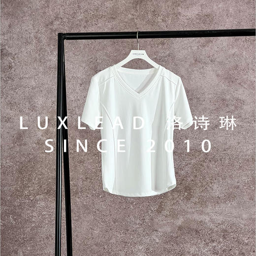 「开团福利-旗舰店售价129元 老顾客福利价69元」「两件减5元 」洛诗琳夏季新款V领鱼骨短袖t恤女2025夏季正肩修身外穿罗纹棉打底设计感上衣62853(7天左右发货) 商品图10
