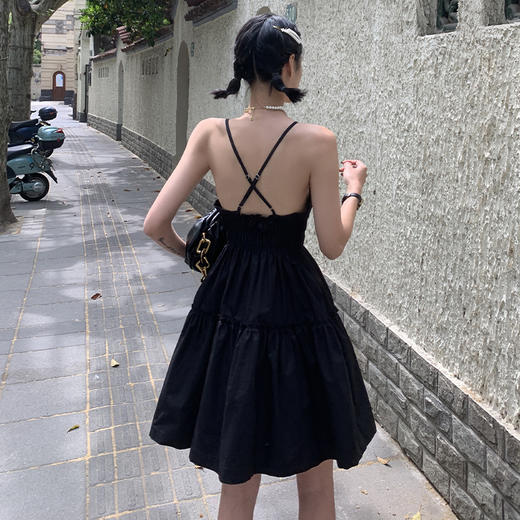 西遇黑色吊带连衣裙女夏季新款度假法式收腰v领露背裙子SS050845 商品图3