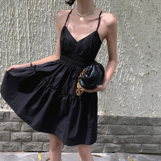 西遇黑色吊带连衣裙女夏季新款度假法式收腰v领露背裙子SS050845 商品图4