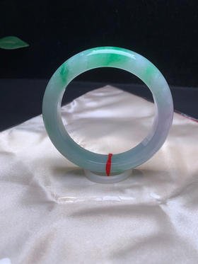 620073，56春彩手镯，色好清新。局部有紫 有人会描述 是 莫奈的花园