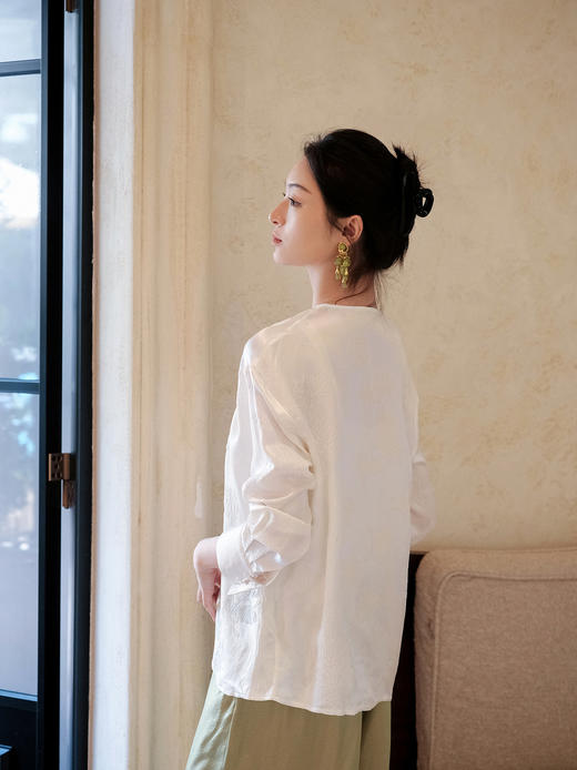 盛唐牡丹 |真丝压花圆领女上衣-珍珠白（蝶恋花纹样） 商品图3
