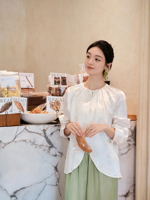 盛唐牡丹 |真丝压花圆领女上衣-珍珠白（蝶恋花纹样） 商品图0