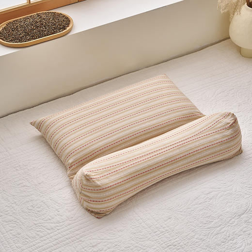 【家居好物丨三角连体荞麦枕】采用三角形连体结构，中间低两侧高，完美贴合颈椎自然曲线，平躺和侧睡时均能提供稳定支撑，可作为午睡枕、车载靠枕或办公室腰靠，多场景适用 商品图1