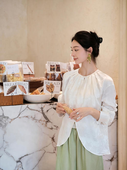 盛唐牡丹 |真丝压花圆领女上衣-珍珠白（蝶恋花纹样） 商品图1