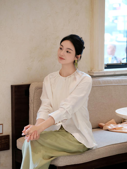 盛唐牡丹 |真丝压花圆领女上衣-珍珠白（蝶恋花纹样） 商品图2