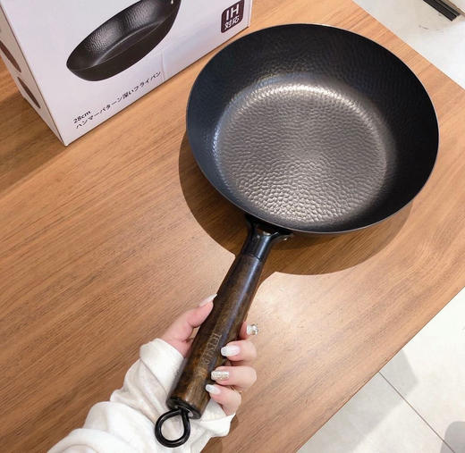【出口日本TETSU PLUS铁锅煎炒锅】出口转内销的高品质铁锅，超高性价比，无论是燃气灶电磁炉都能用，不挑热源，轻油少烟，手工鱼鳞纹，无涂层、却不易粘，一冲即净，易清洗~内径28cm，重量很轻 商品图2