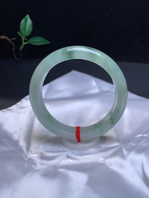 620071，57.5飘花手镯，很油润，飘清新蓝花，干净清爽 商品图1