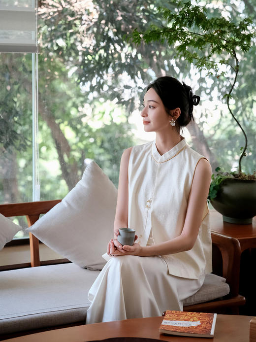 盛唐婧 |真丝花罗芳蝶对襟马甲-白色 商品图3