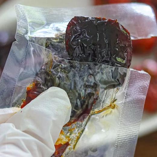 【黄精抱枣】选用10年野生九华黄精 ，新疆若羌灰枣，在三蒸三晒的红枣中加入九蒸九晒的黄精果，两款食材合二为一，入口甜糯 ，肉质细腻 ，甜度适中，对于一进补就上火、脾胃虚弱的朋友特别友好，属于温补型。 商品图1