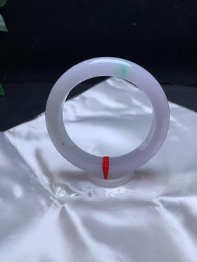 620077，54.8淡春彩手镯，淡紫底 飘一抹绿，底妆很细，局部带一点特色红翡