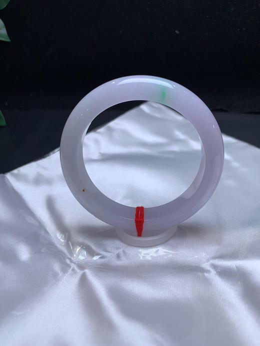 620077，54.8淡春彩手镯，淡紫底 飘一抹绿，底妆很细，局部带一点特色红翡 商品图0