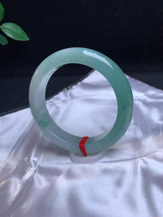 620083，57 冰绿正圈手镯，大半圈浓绿底色，底妆非常细、干净清新 商品图2