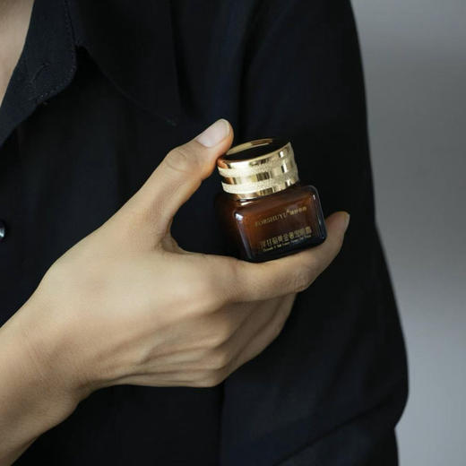 奕虹定制，芳疗师洋甘菊黄金眼霜，无水配方，高奢成本配比，无香精，无硅油，无激素 备案规格15g，首发升级至20g！加量不加价~ 商品图2