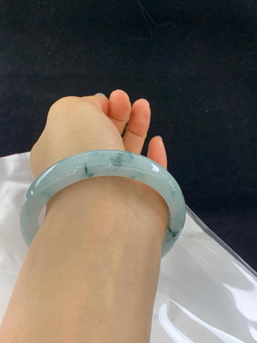 620085，61.6圈口，糯化飘花正圈平安镯，淡蓝底飘蓝花，水润细腻 商品图5