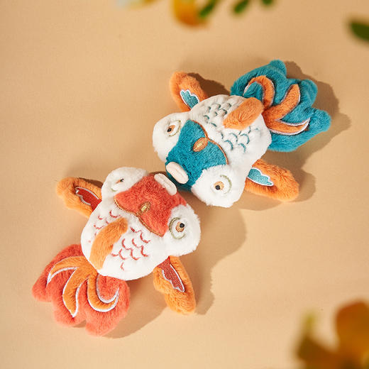 大英博物馆 东方梦境系列 毛绒锦鲤上岸包挂饰挂件 蓝色 橘色 商品图3