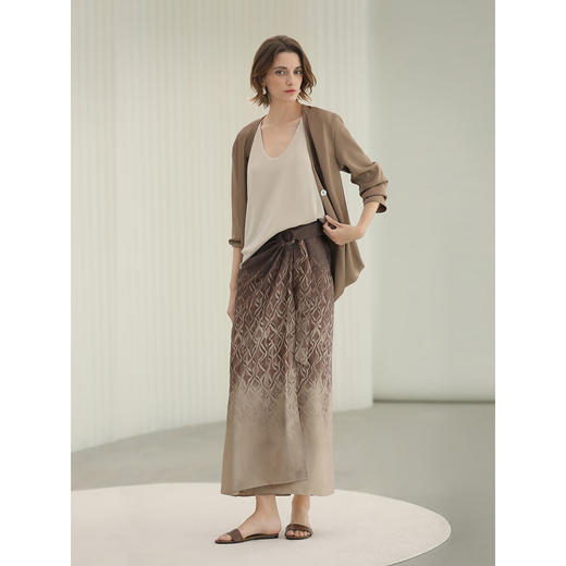 COCOBELLA清冷侘寂风渐变印花半身裙重磅丝滑缎感长裙HS3139 商品图3